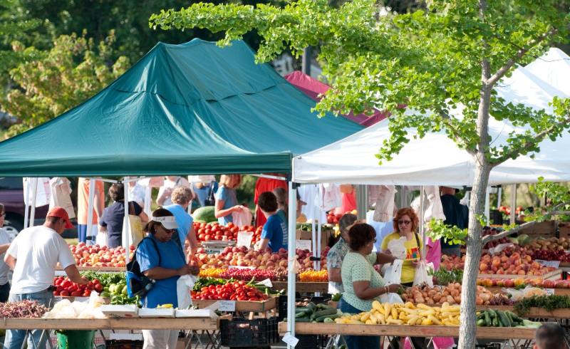 A picture of Beaverton Farmers Market as buyers buy farm-fresh produce