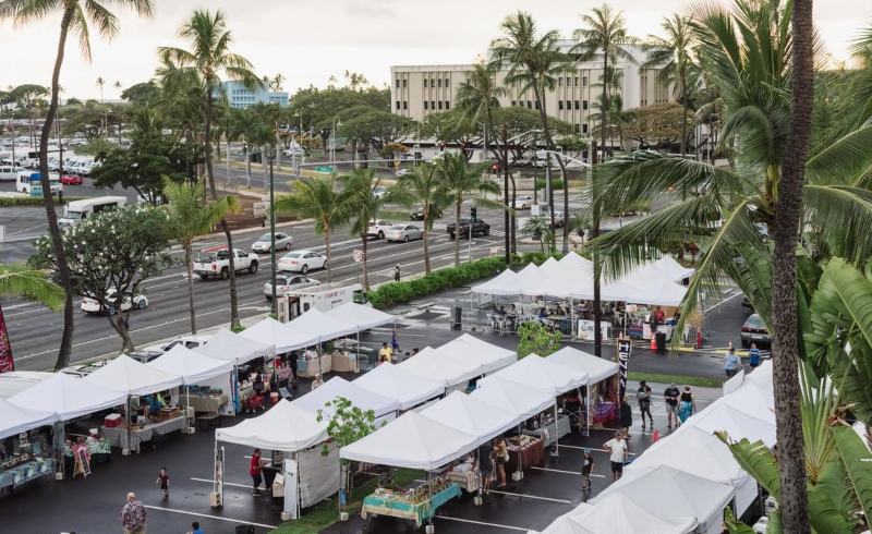 A picture of a Kakaako Farmers Market as buyers buy farm-fresh produce